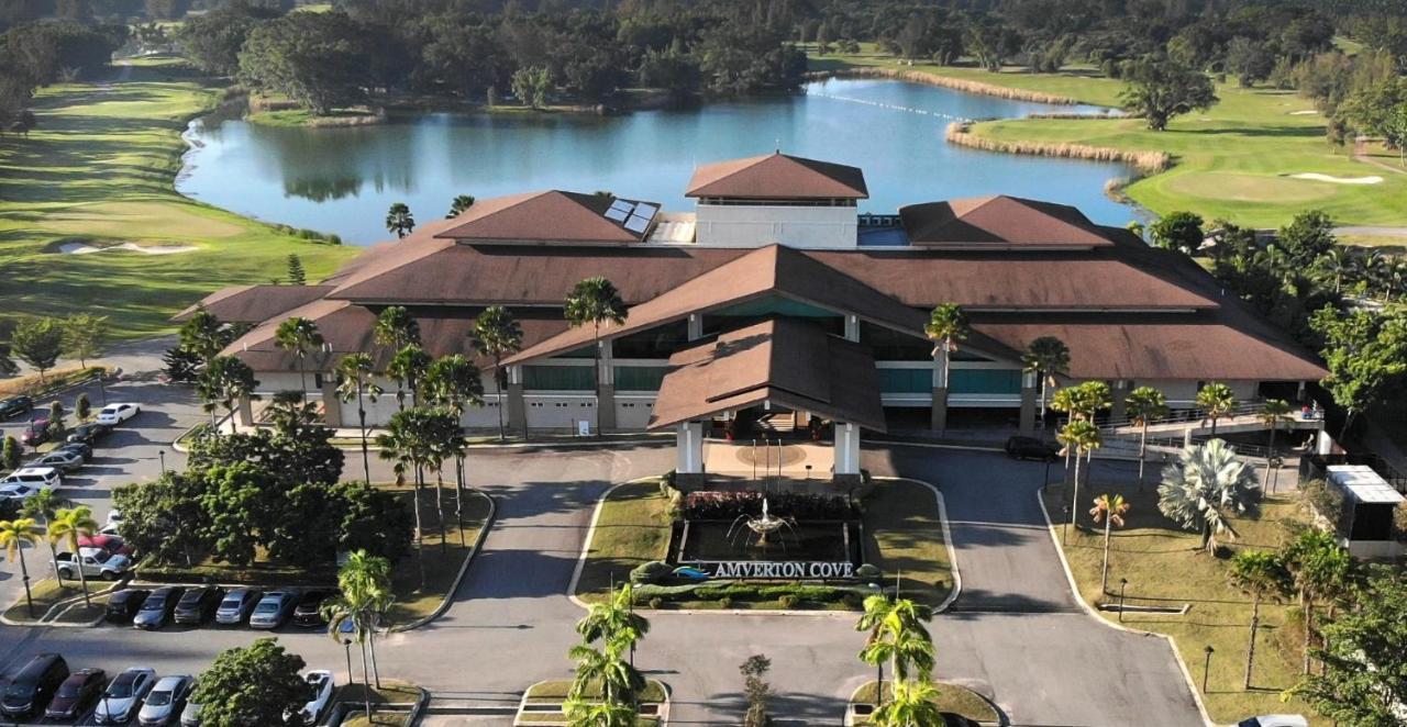 Amverton Cove Golf & Island Resort Banting  Bagian luar foto
